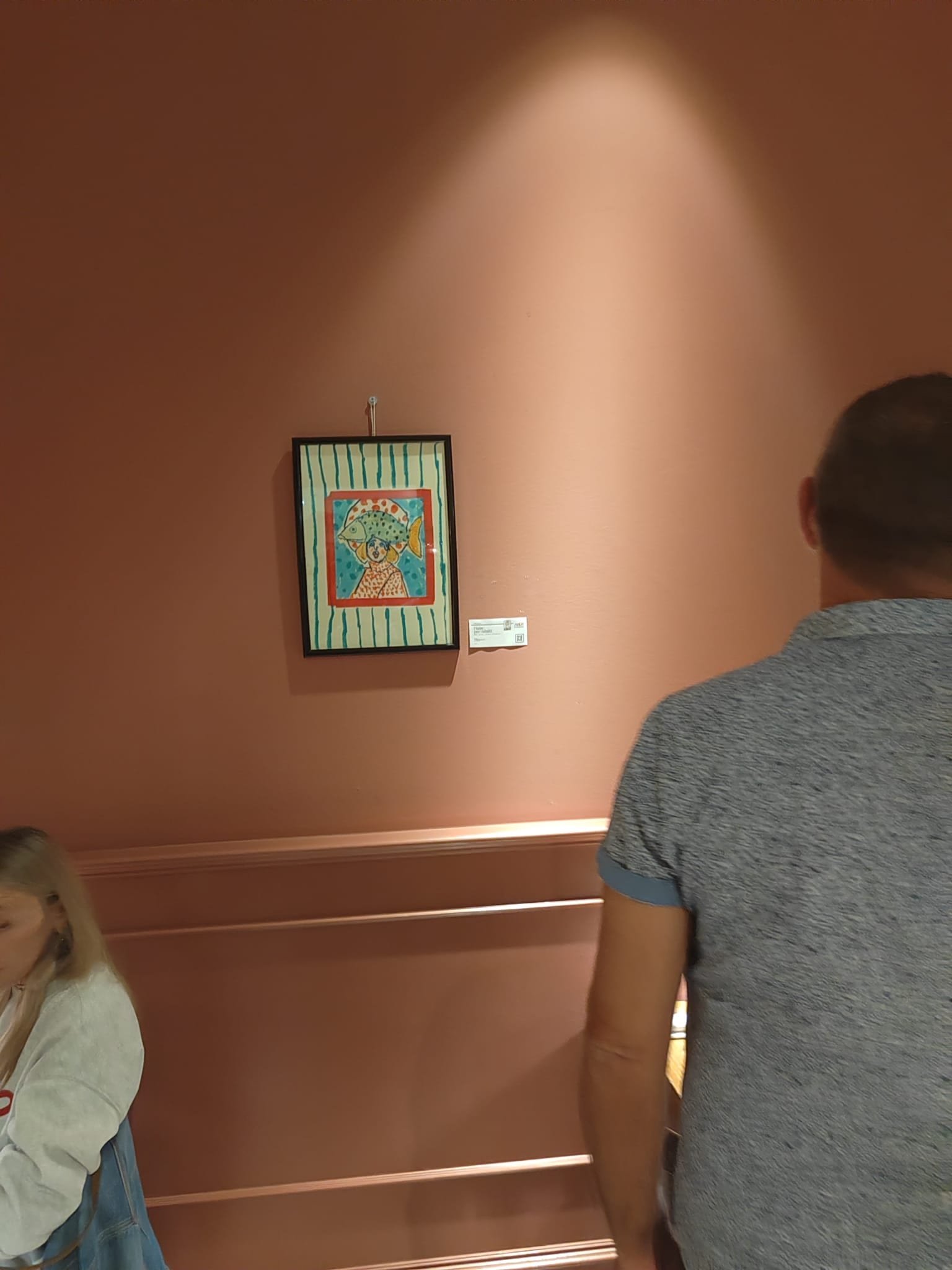 Un'opera di Giulia Viezzoli incorniciata e appesa alla parete di Macramè