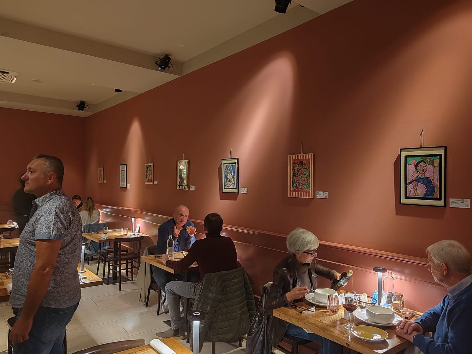 La sala di Macramè con le opere della mostra appese lungo la parete