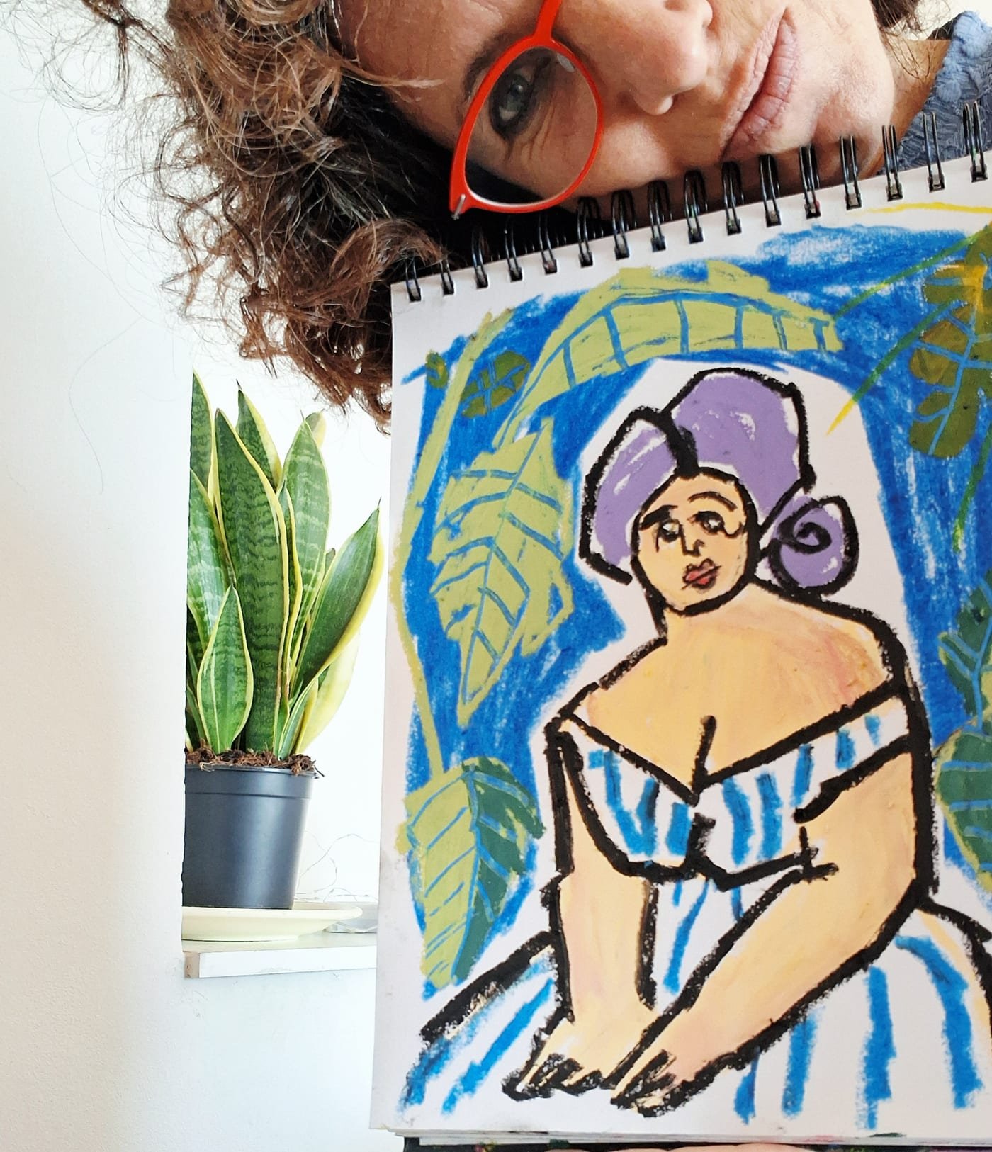 Giulia Viezzoli nel suo studio, con il taccuino di schizzi